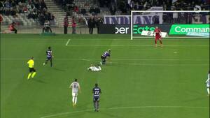 Dolberg viser farten og trækker rødt kort i tæt duel - se situationen her