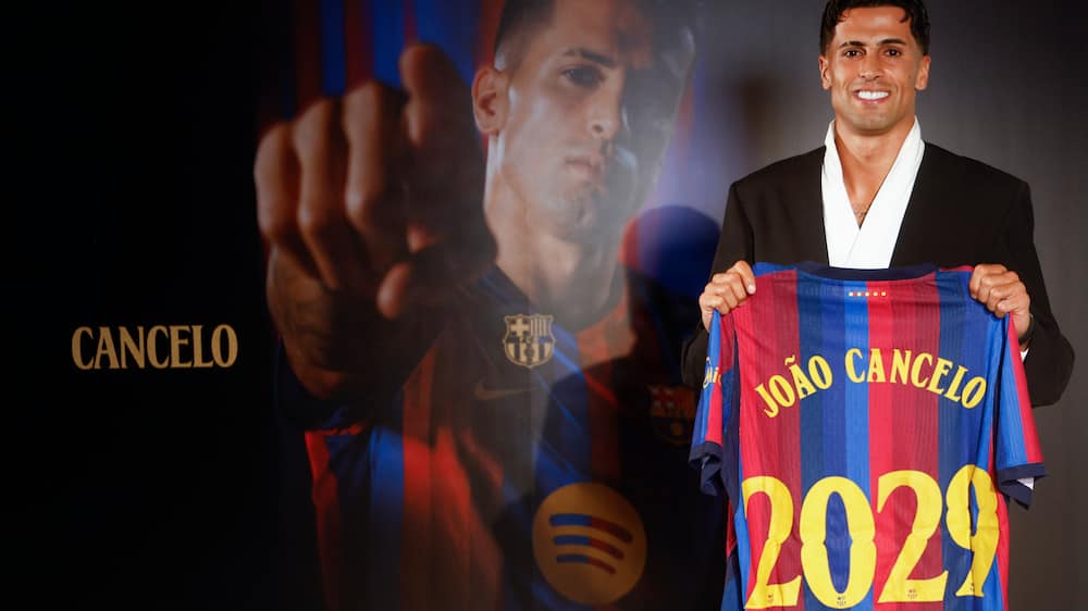 Barcelona skriver kontrakt med Cancelo