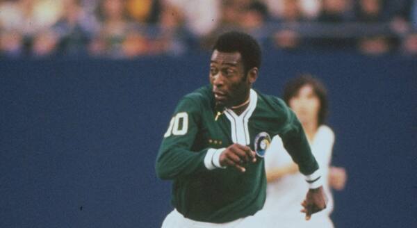 Pelé sælger VM-medaljer til fordel for børn