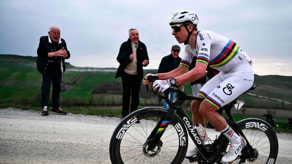 Pogacar åbner sæson ved at knuse konkurrenter i grusklassiker