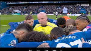 Årets meme? Chelseas spillere samles om dommeren