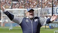 Maradona sagde trænerjob op for to dage siden - nu er han vendt på en tallerken
