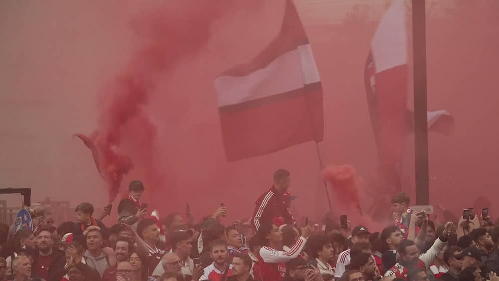 Vilde scener: Arsenal-bus indhyllet i røg