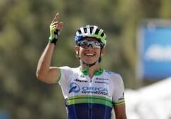 Favorit smider førertrøjen på dramatisk Giro-etape