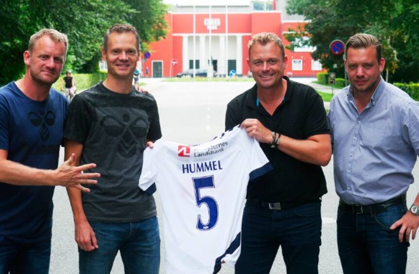 forlænger samarbejdet Hummel i rekordaftale » SPORT