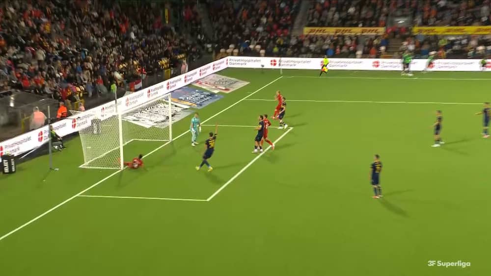 Årets afbrænder i 3F Superliga? Adel misser fra en meter