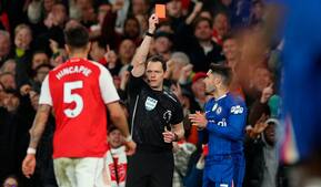 Flækker Arsenal-spiller og bliver udvist