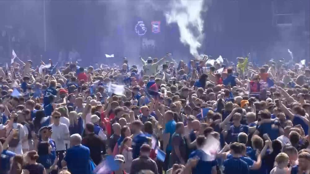 Vilde scener i Ipswich: Fansene invaderer banen