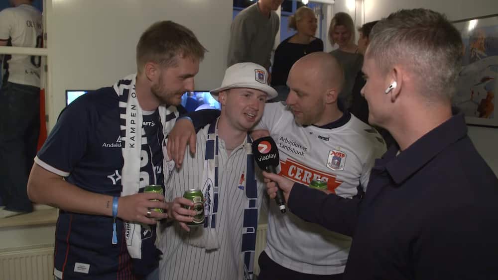 Fans i ekstase: 'Har bare inviteret folk fra gaden'