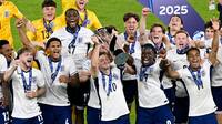 Den kom hjem: Se England løfte U21-trofæet
