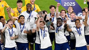 Den kom hjem: Se England løfte U21-trofæet