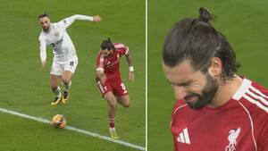 Gigantisk brøler: Szoboszlai giver gratis mål til Barnsley