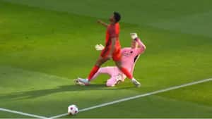 Burde FCF-angriber se rødt for stempling på Runarsson?