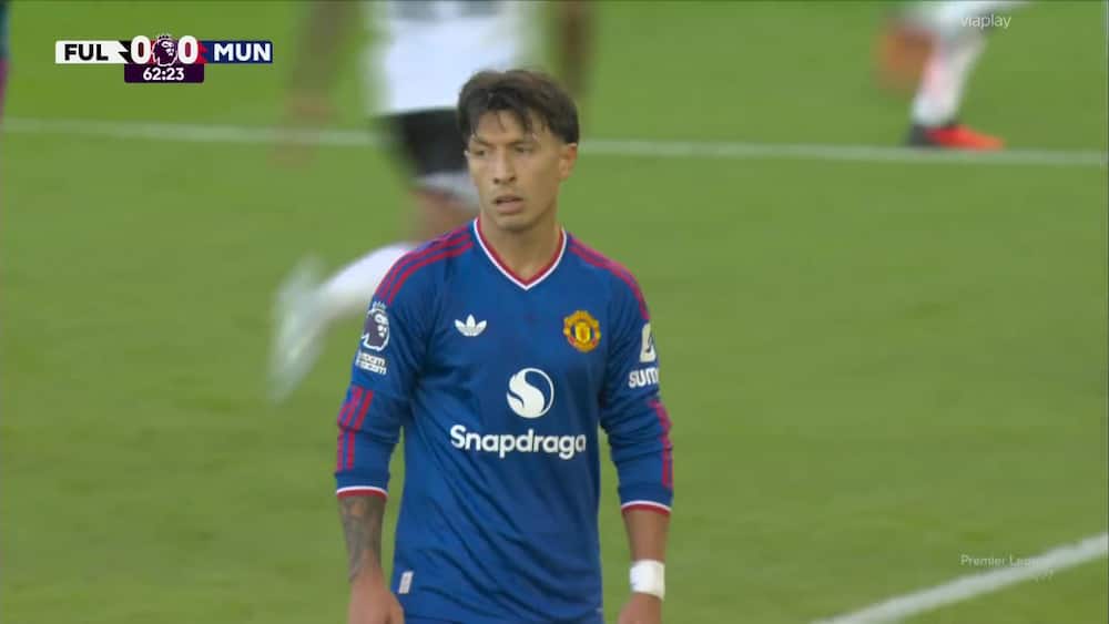 Åh nej! Uheldig United-forsvarer sender bolden i eget net