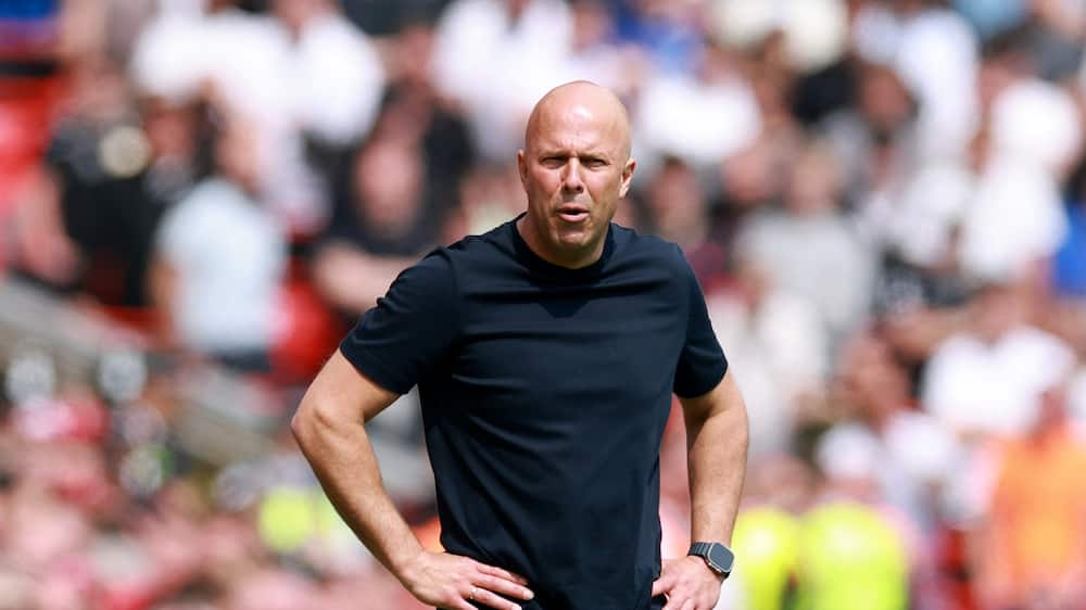 'Bliver du i jobbet, Slot?' Hør svaret fra Liverpools manager