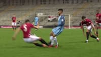 Tofodet tackling med strakte ben: Manchester United-forsvarer får rødt kort i lokalbrag