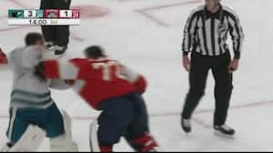 Nævekamp på skøjter: Se det vilde slagsmål fra NHL