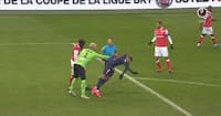 Mbappé spiller smart og triller bolden væk - så tænder målmand helt af