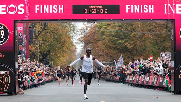 HISTORISK: Kenyaner løber maraton på under to timer - 'Jeg har det godt'