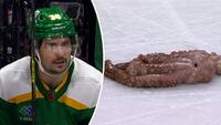 Bizarre scener: NHL-fans kaster blæksprutte på isen midt i kampen