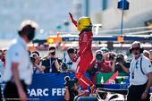 Lewis Hamilton sikrer sig første pole position som Ferrari-kører
