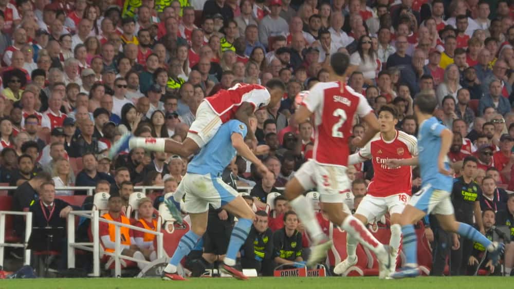 Drabelig duel: Se Haaland brage sammen med Gabriel og Saliba