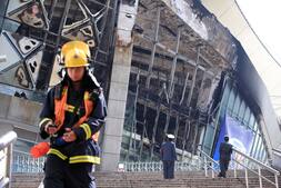 Dramatiske billeder: Stort stadion brænder - Omgærdet af voldsomme flammer