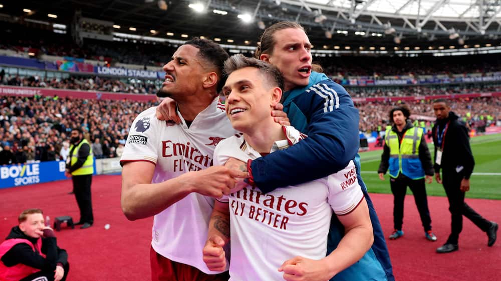 Belgier redder Arsenal fra bommert i titeljagten