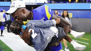 Rams-spillers kone fødte under Super Bowl: Her sprinter han ud af stadion