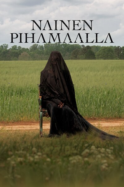 nainen-pihamaalla-2025