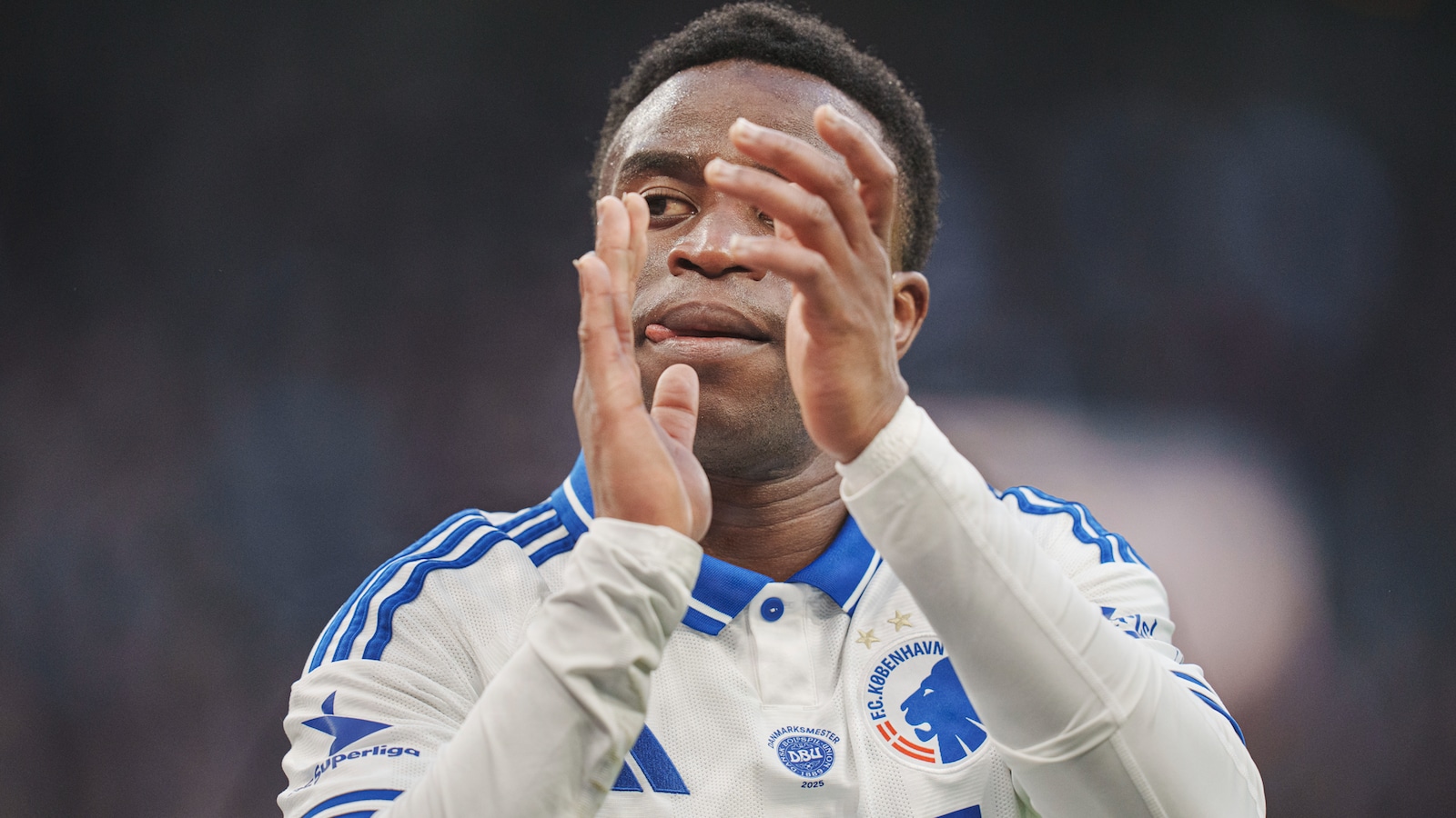 Moukoko på vej væk fra FCK