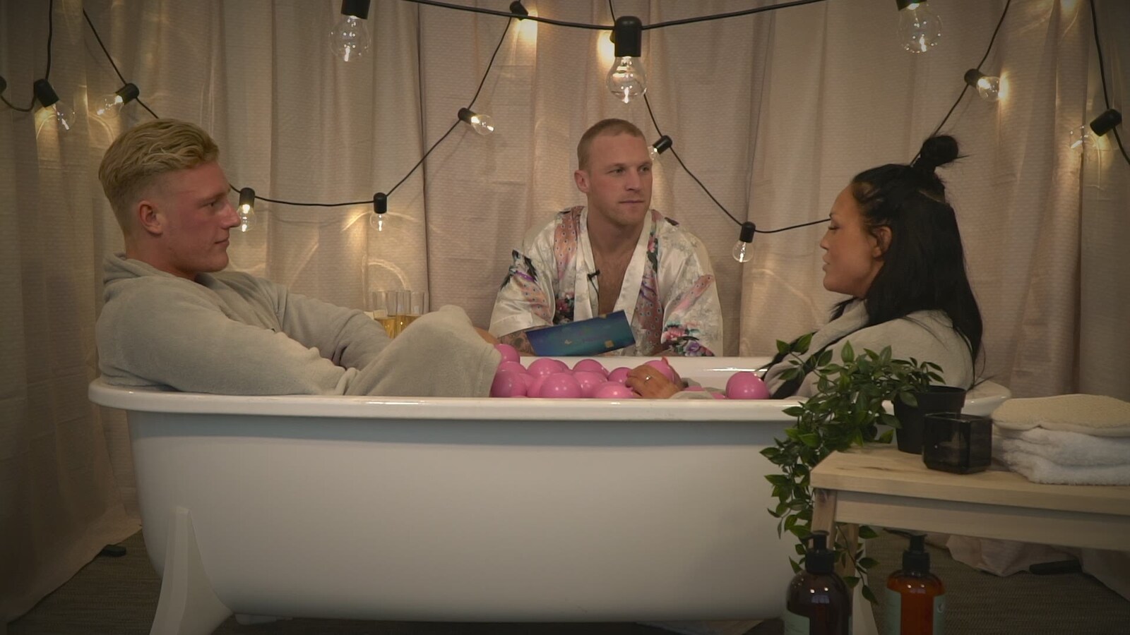 KÆMPE DRAMA: Oliver & Anna bliver uvenner i badekarret