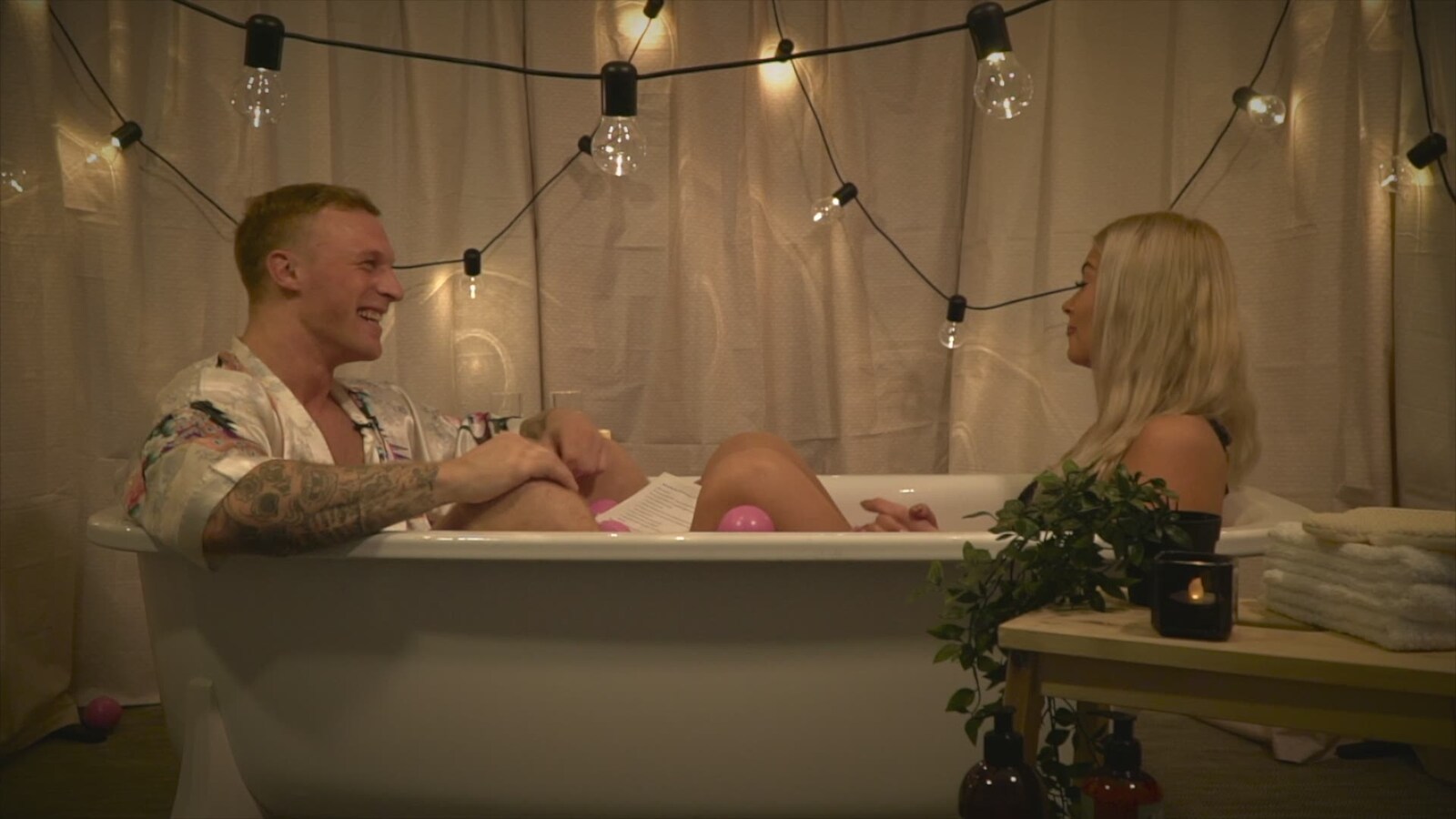 Se reaktionerne: Paradisoerne ser sig selv have sex!